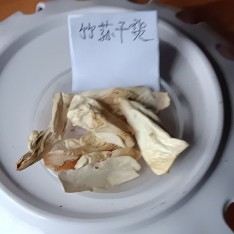 农民自种的竹荪自晒成干货，新鲜250克为—件包邮。