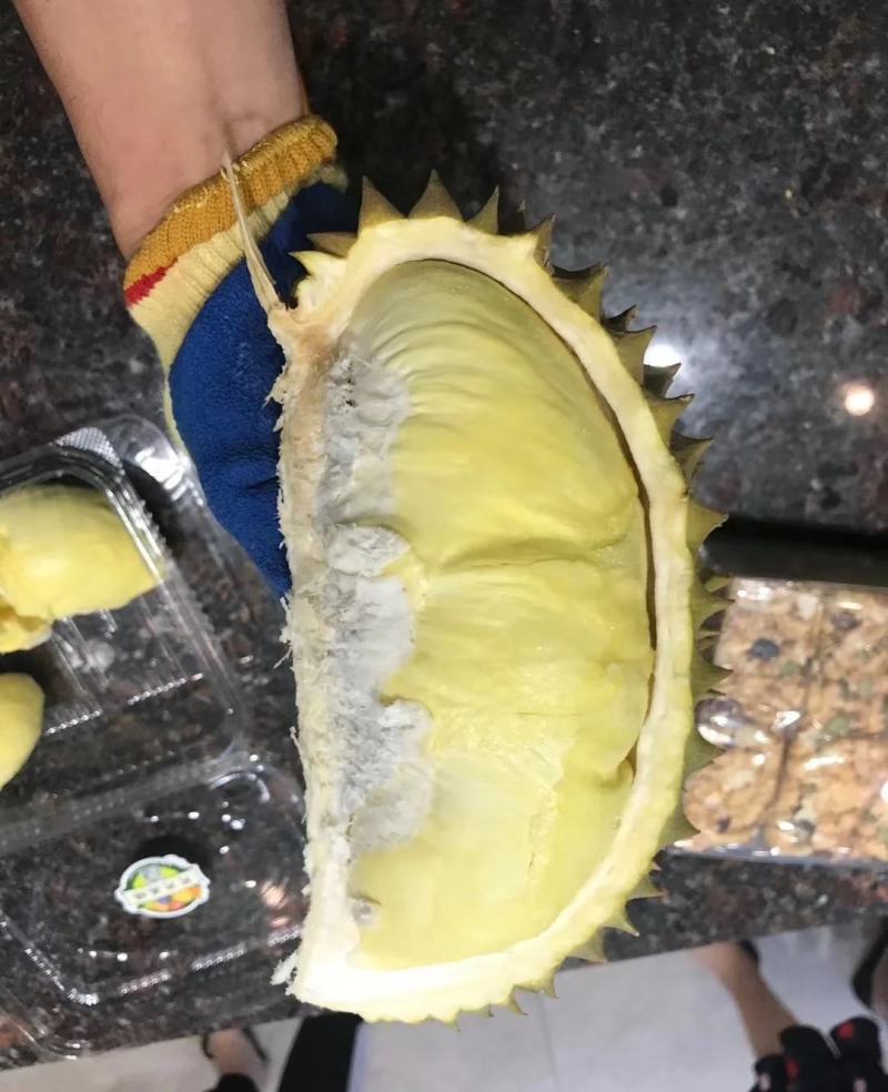 靓靓的金枕榴莲，不泡药水不催熟，每件净重不低于30斤