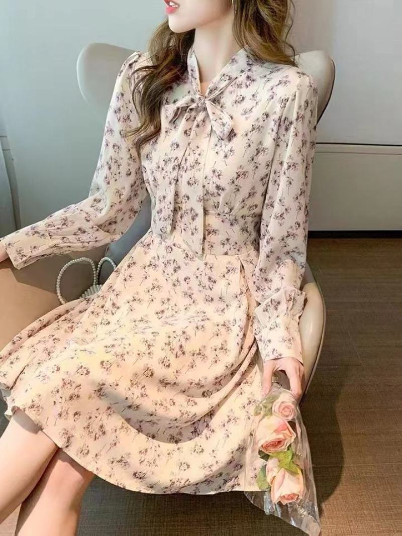 女装杂款1426件，款式有打底衫，体恤衫，连衣裙，半身裙