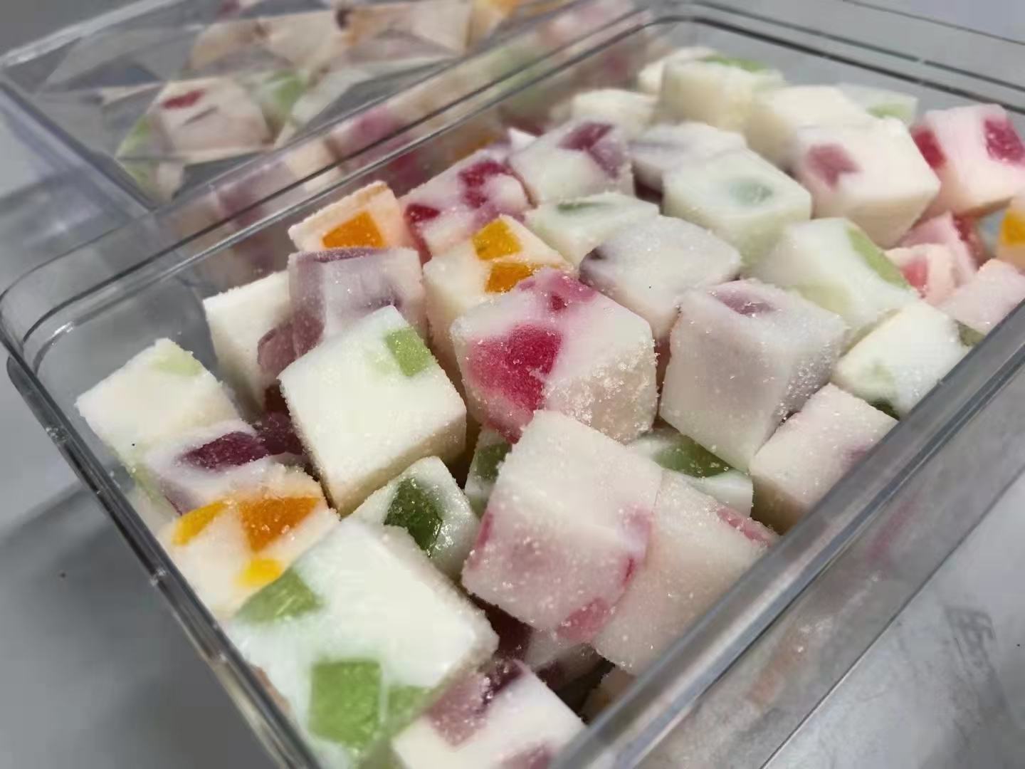 展示多种酥梨制作的美食,包括冰糖炖梨、梨膏、梨汁和梨干 酥梨美食展示