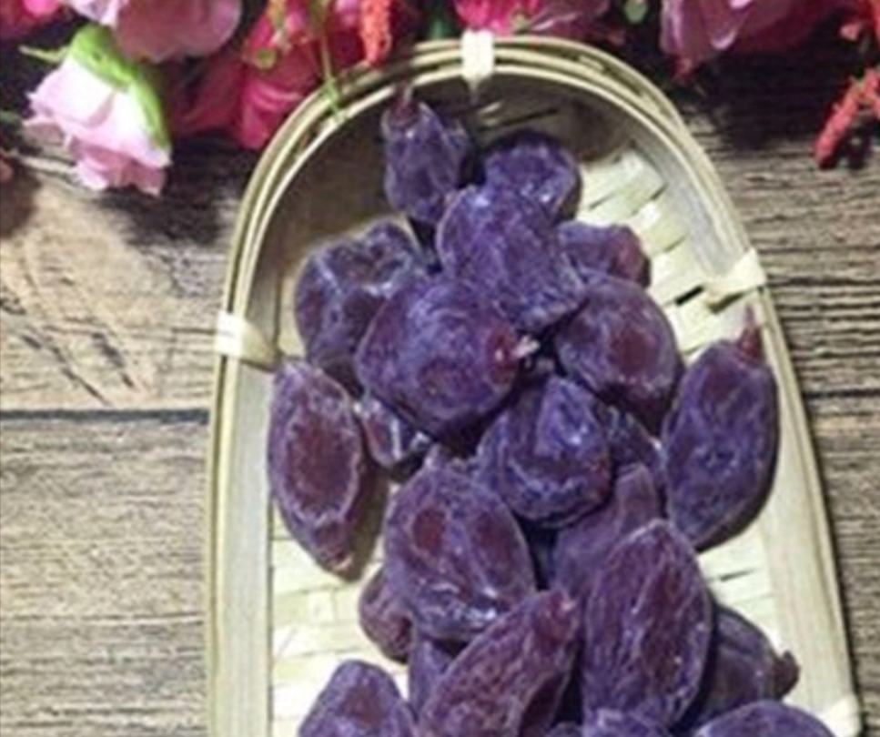 紫薯蒸熟后的成品,搭配坚果和蜂蜜,展现其健康美味的吃法 紫薯烹饪成品