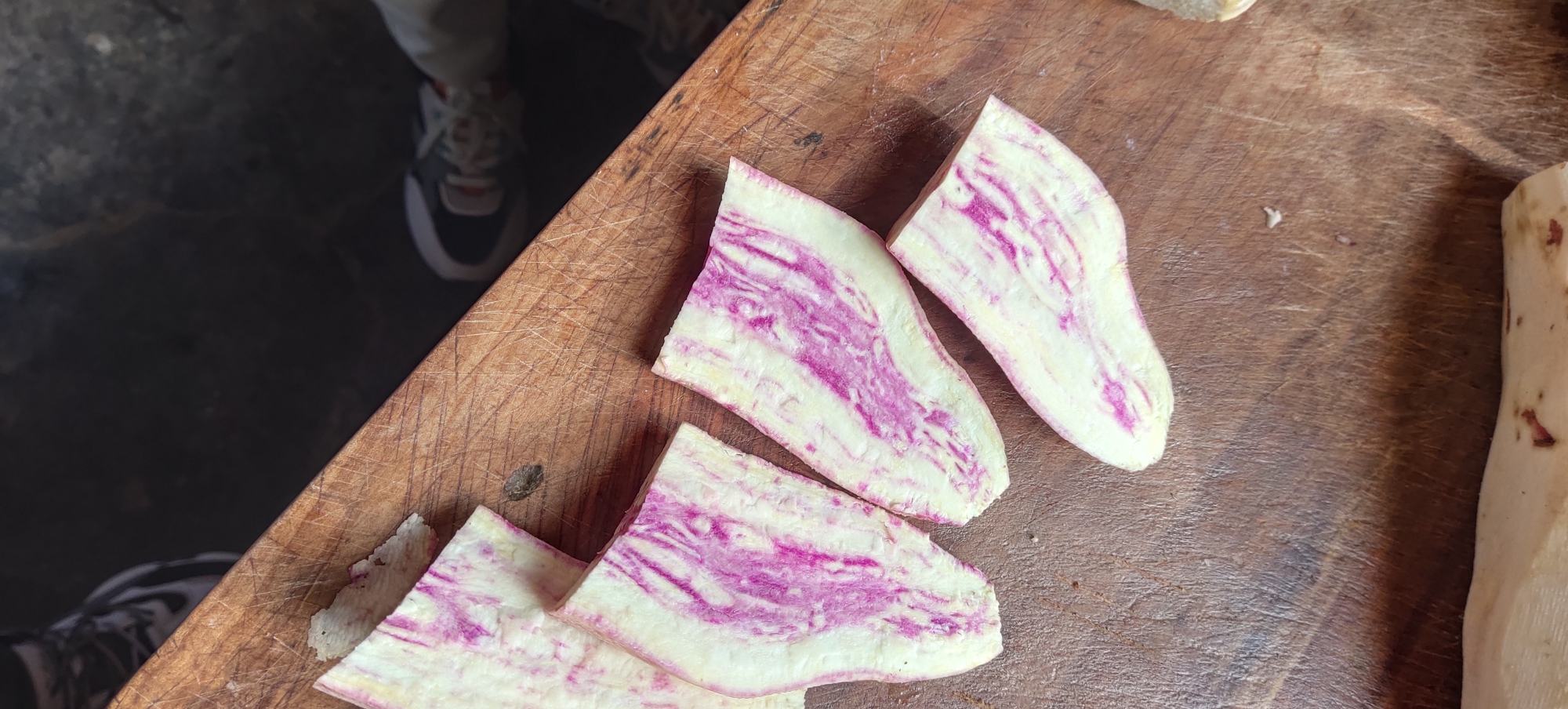 红薯切片浸泡在水中的图片