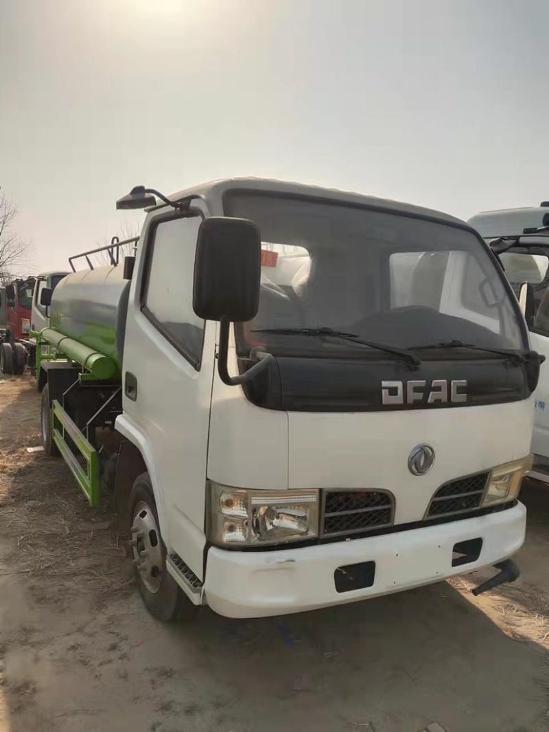 垃圾轻运车，扫路车，国六洒水车厂家现货欢迎采购