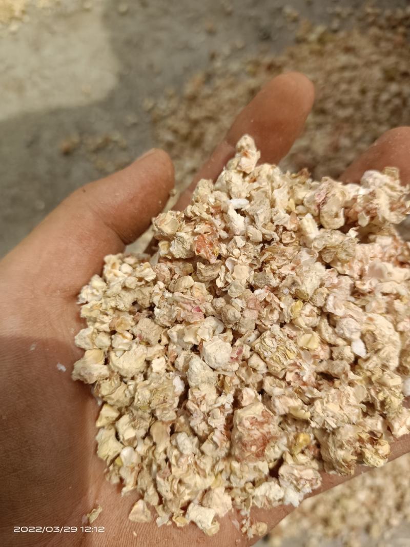 玉米芯颗粒，食用菌原料，质优价廉，大量供应，各种规格。