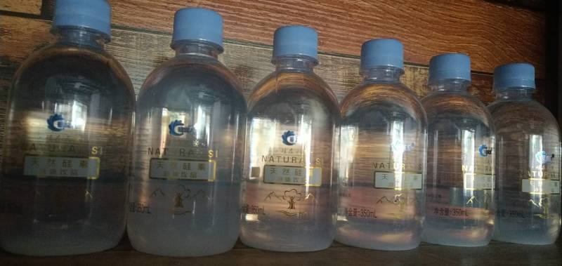 硅立方天然硅素矿泉水，水中黄金