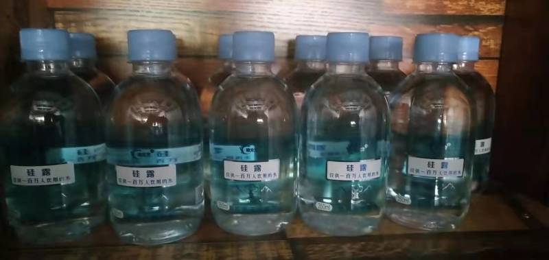 硅立方天然硅素矿泉水，水中黄金