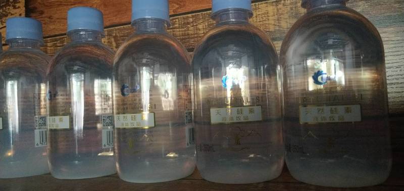 硅立方天然硅素矿泉水，水中黄金