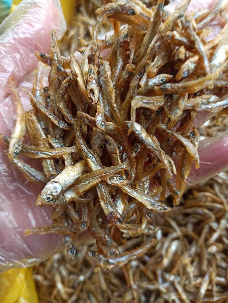 油炸淡水大小公鱼，餐桌必备，好吃美味。好吃不苦。