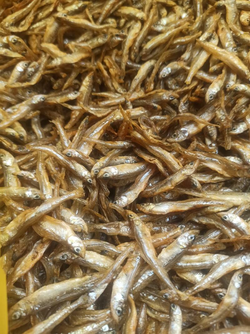油炸淡水大小公鱼，餐桌必备，好吃美味。好吃不苦。