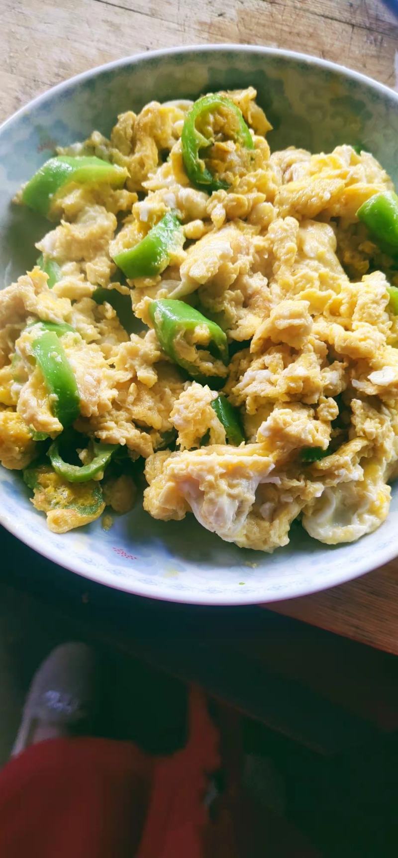 大量出售土鸡蛋，一年半的大公鸡和母鸡，自家养殖，质量保证