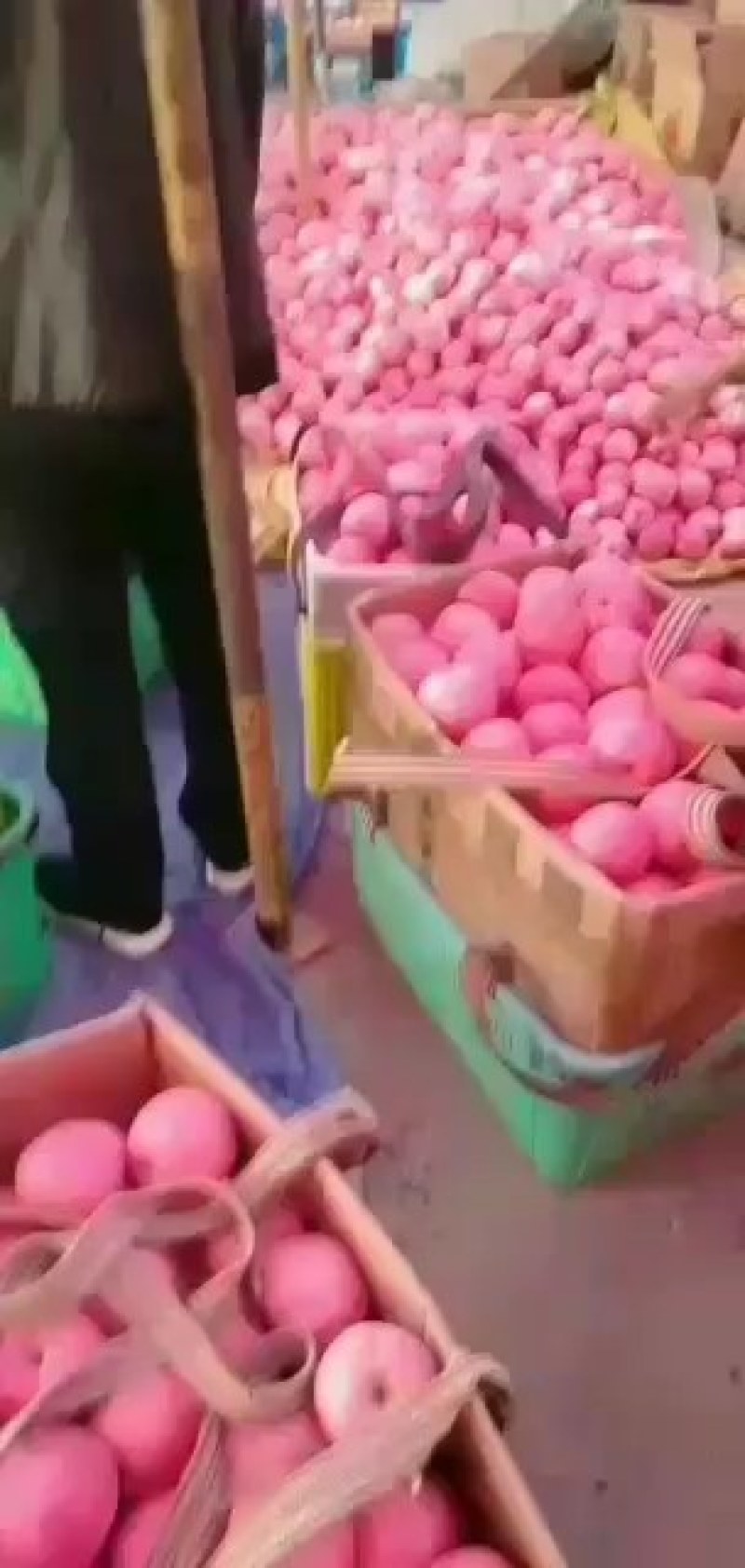 秦安高山红富士脆甜，色好纸代，库存大量有货欢迎全国客商。