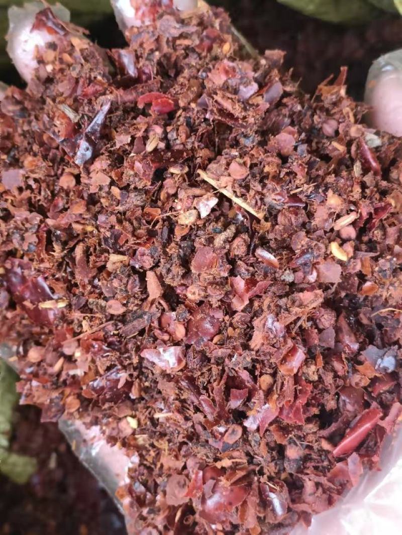 辣椒油渣经过油炸后剩余的辣椒渣含有各种营养成分，尤其富含