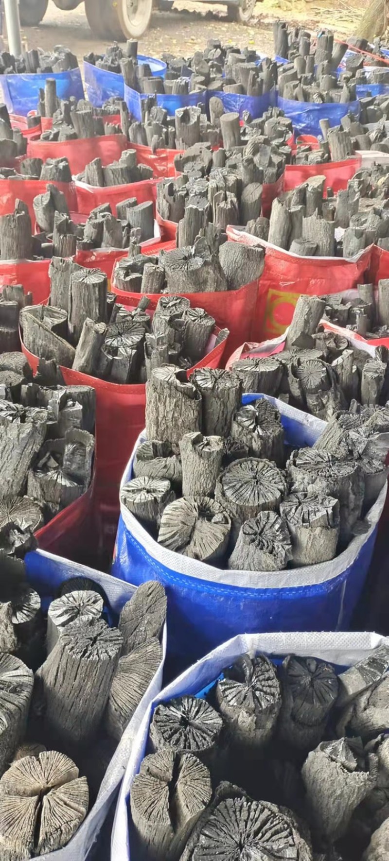 常年出售木炭杂树炭麻栎炭檀树炭菊花炭草皮各种木材大料