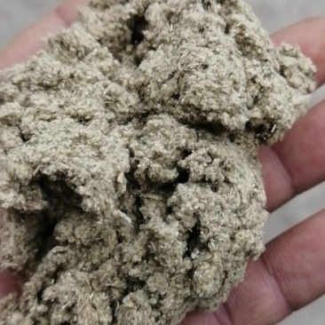 纯正伏牛山大白艾叶经过加工而成的艾绒经过筛选。