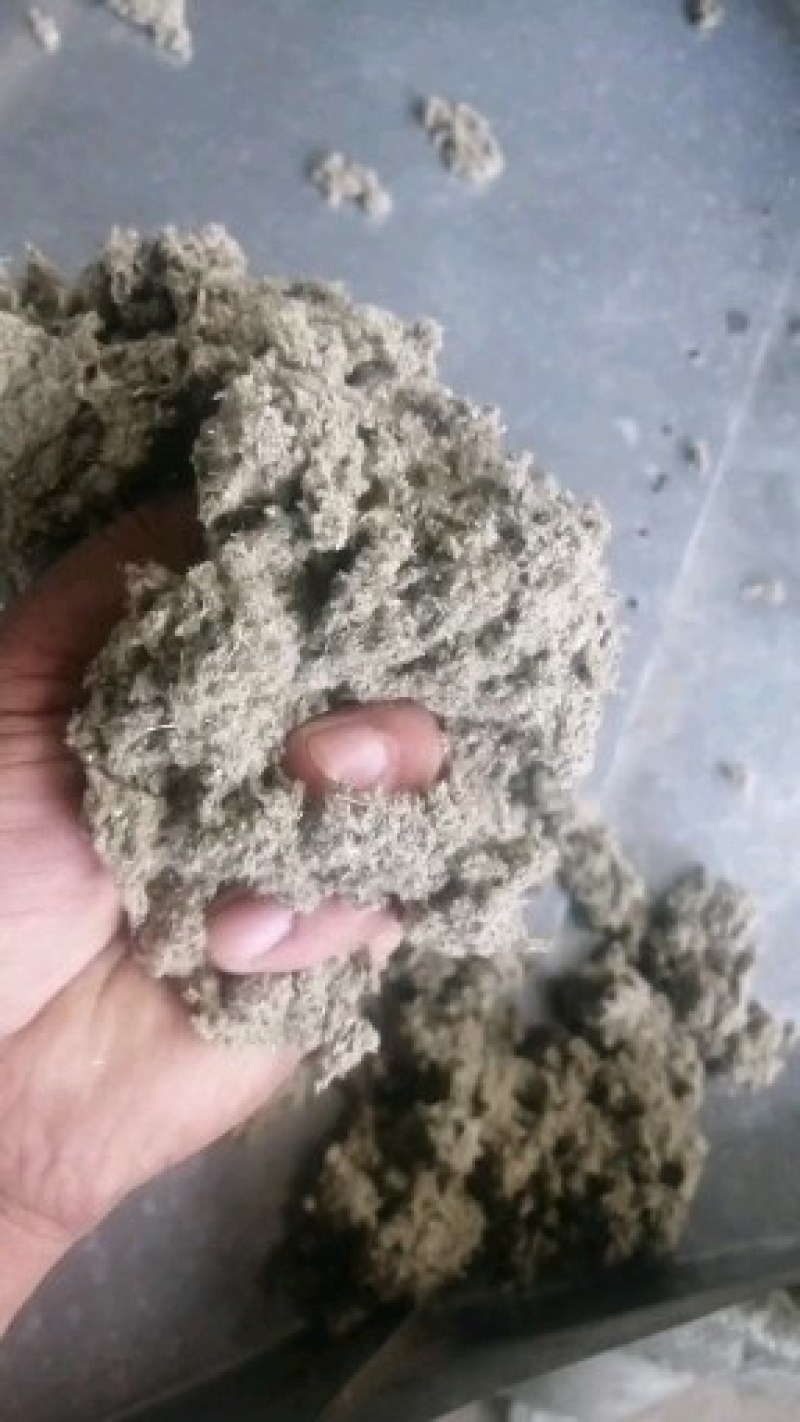 纯正伏牛山大白艾叶经过加工而成的艾绒经过筛选。