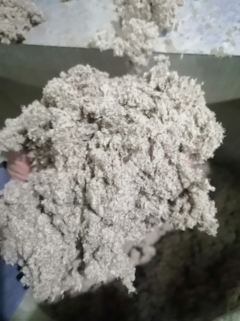 纯正伏牛山大白艾叶经过加工而成的艾绒经过筛选。