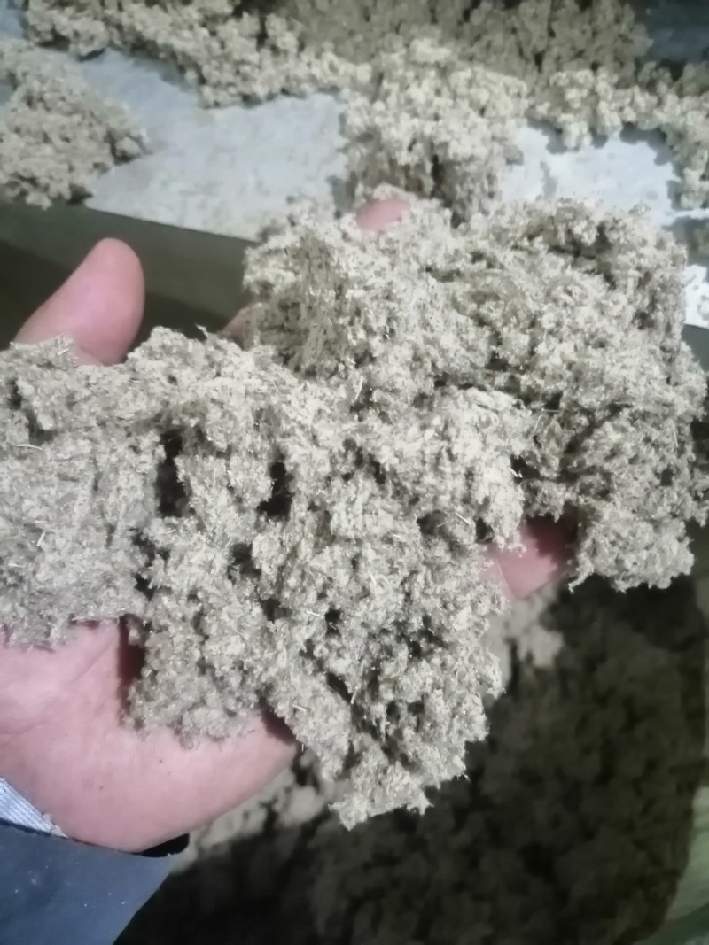 纯正伏牛山大白艾叶经过加工而成的艾绒经过筛选。