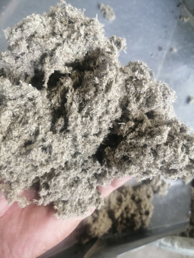 纯正伏牛山大白艾叶经过加工而成的艾绒经过筛选。