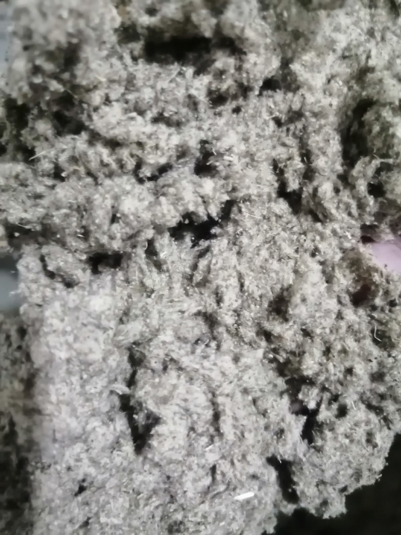 纯正伏牛山大白艾叶经过加工而成的艾绒经过筛选。