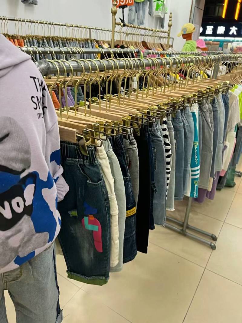 精品童装，实体店刚下架的货品，数量有限先到先得