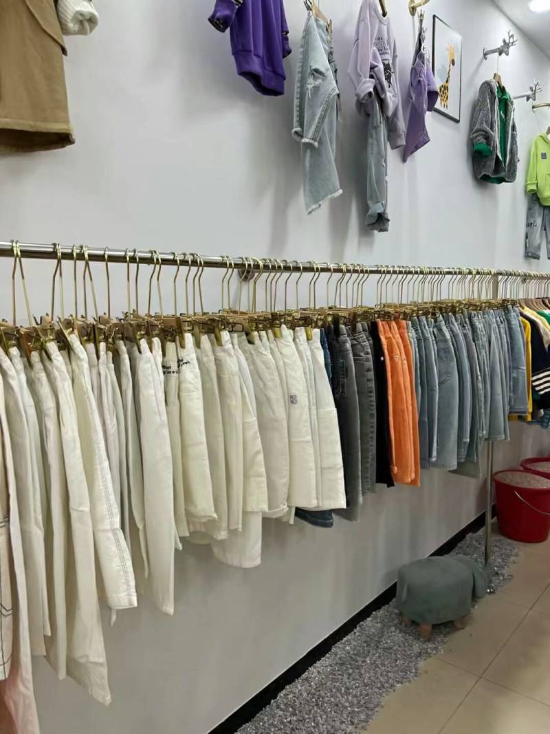 精品童装，实体店刚下架的货品，数量有限先到先得