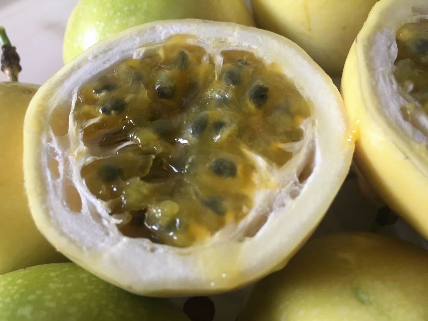 切开的黄金百香果特写