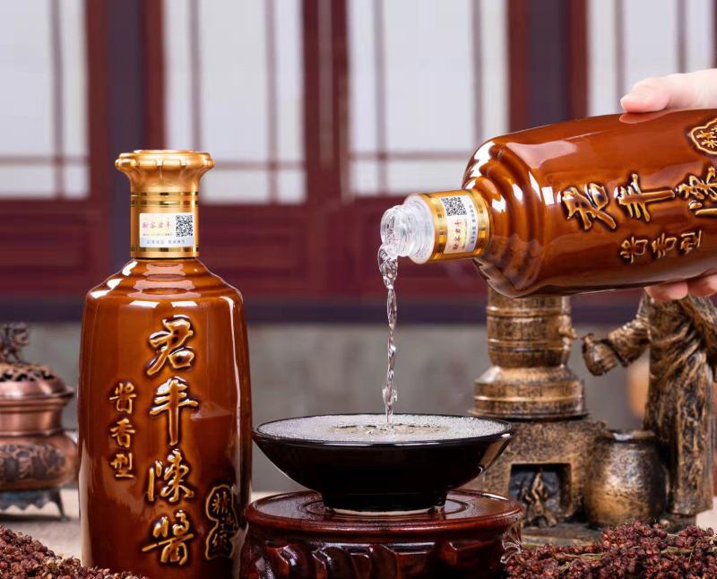 贵州茅台镇君丰陈酱，酱香型白酒，整箱六瓶装一瓶500ml