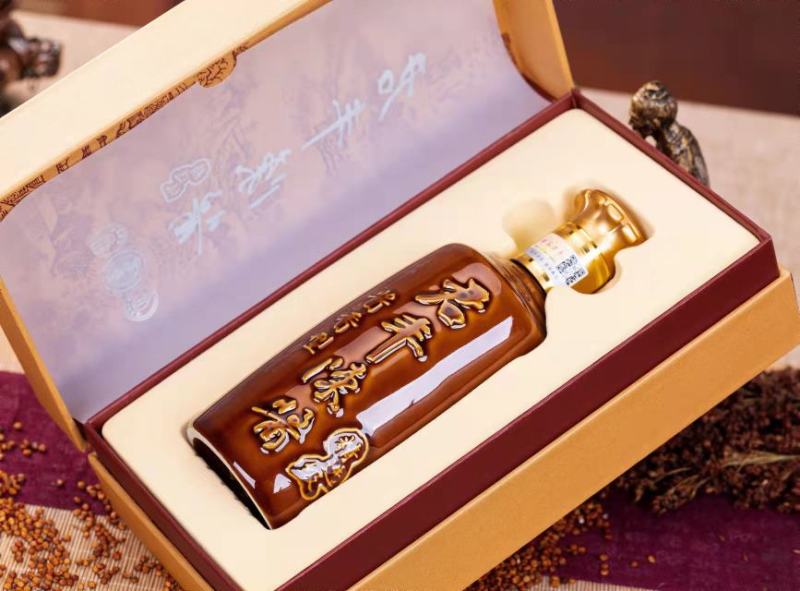 贵州茅台镇君丰陈酱，酱香型白酒，整箱六瓶装一瓶500ml