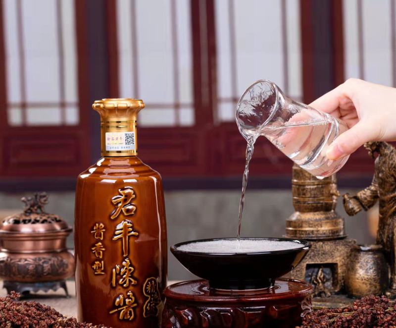 贵州茅台镇君丰陈酱，酱香型白酒，整箱六瓶装一瓶500ml