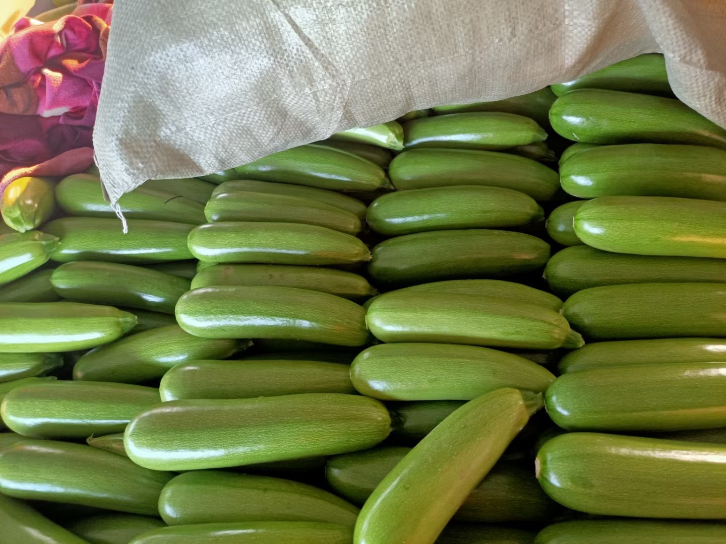 青提芦荟饮品正在搅拌中,旁边摆放着新鲜青提和芦荟胶 青提芦荟饮品制作示意图