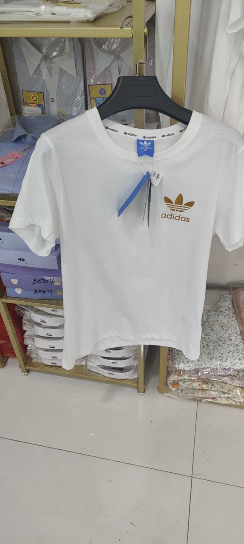 品牌三标短袖。