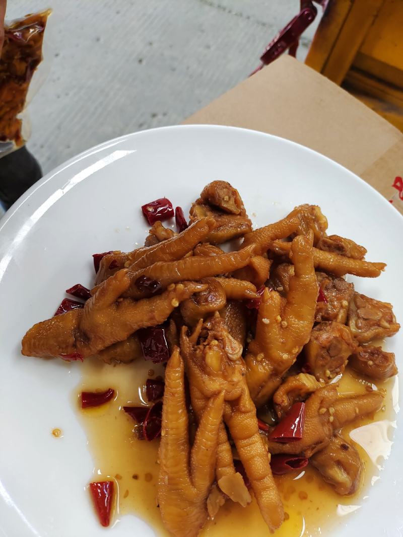 跑江湖地摊香辣鸡爪400克小吃零食香辣零食一手货源厂家批
