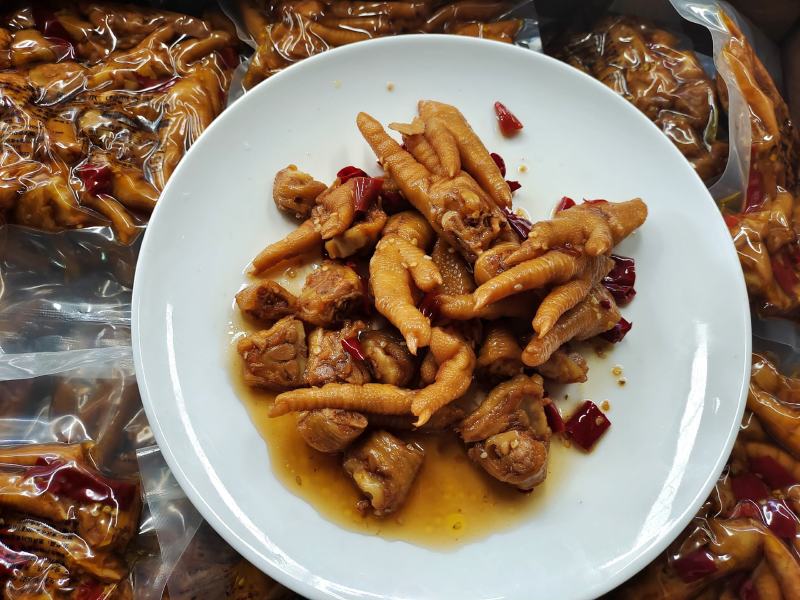 跑江湖地摊香辣鸡爪400克小吃零食香辣零食一手货源厂家批