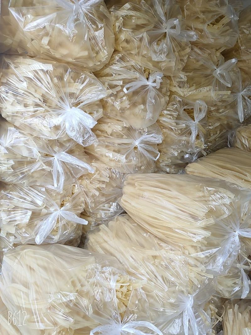 打包好的干面皮，自然风干口感筋道，可以免费试吃
