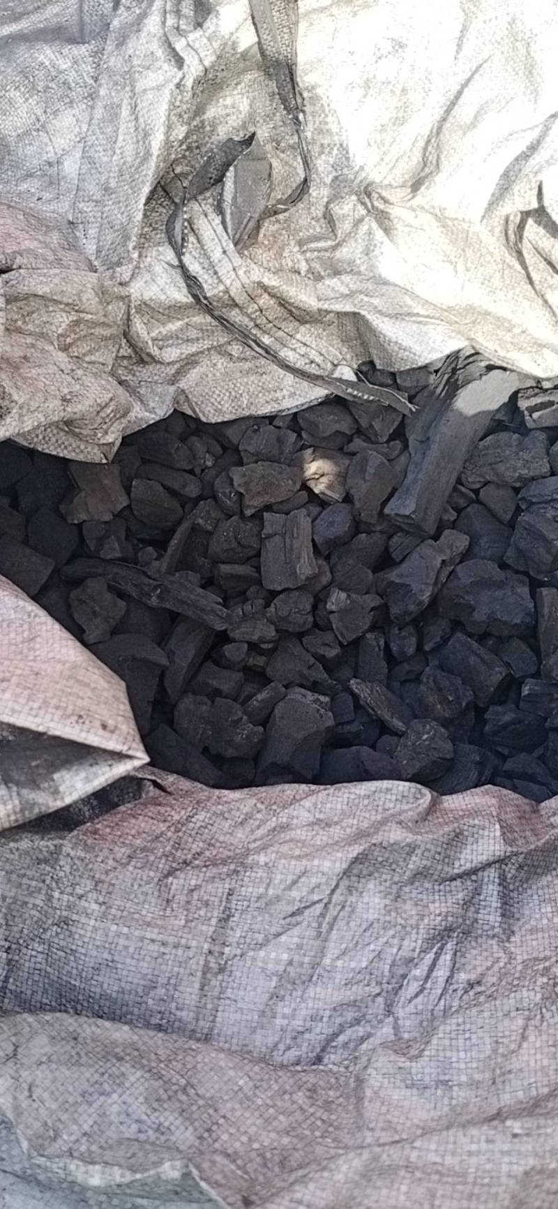 大量供应工业木炭苹果木炭荔枝木炭杂木炭质量好低价格