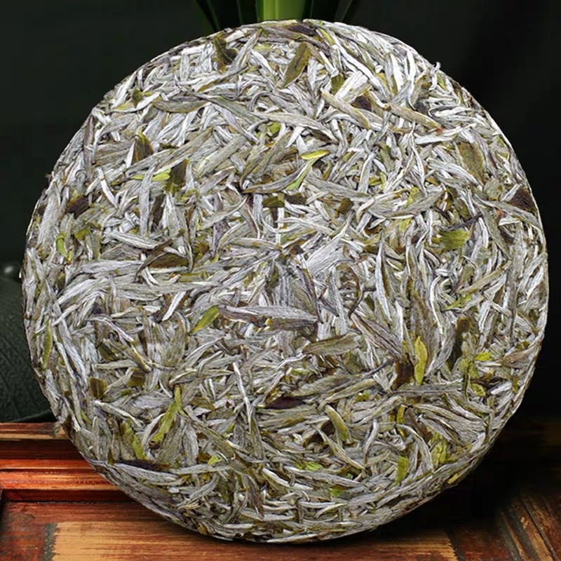 白茶头采银针回味甘甜品质保证白毫银针茶饼
