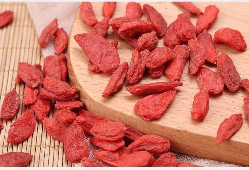 桂圆与枸杞的组合泡茶场景