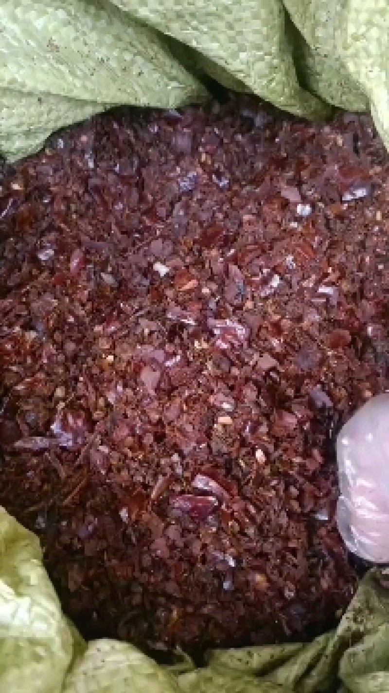 辣椒油渣经过油炸后剩余的辣椒渣含有各种营养成分，尤其富含