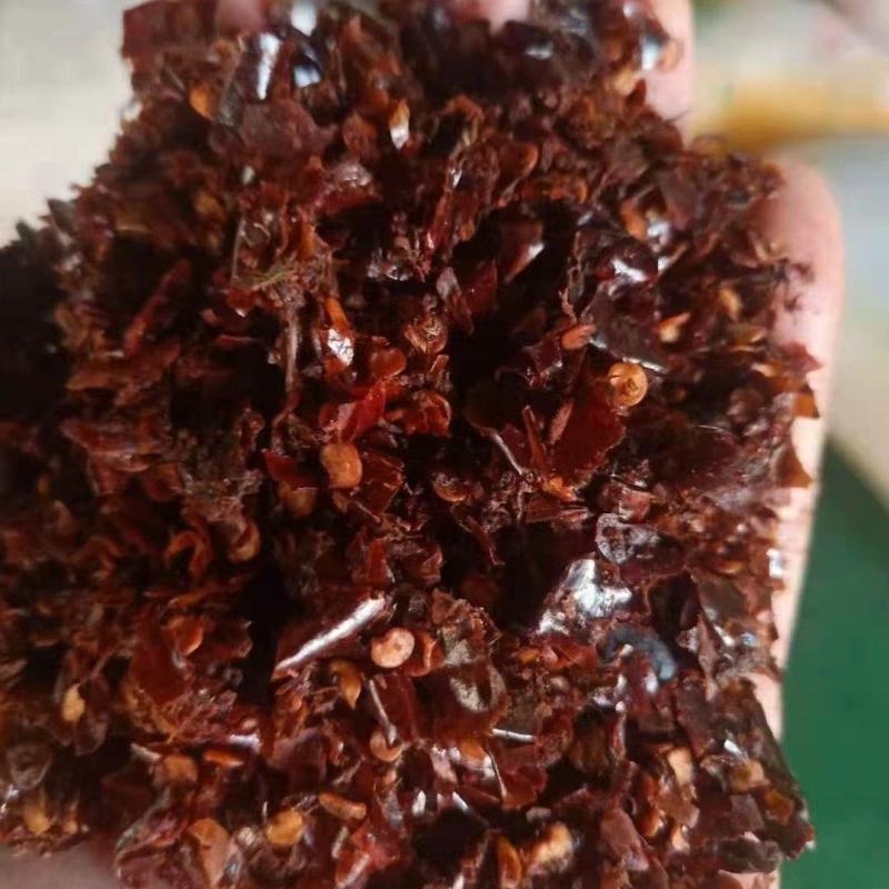 辣椒油渣经过油炸后剩余的辣椒渣含有各种营养成分，尤其富含