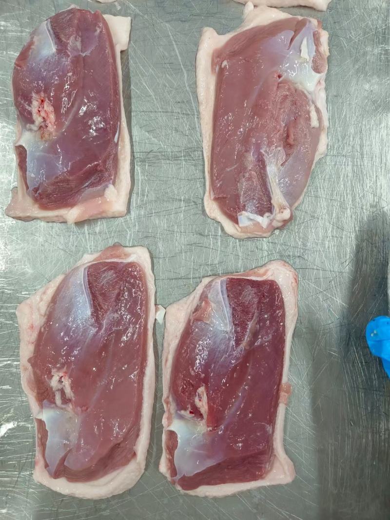 鸭分割工厂修剪带皮鸭胸