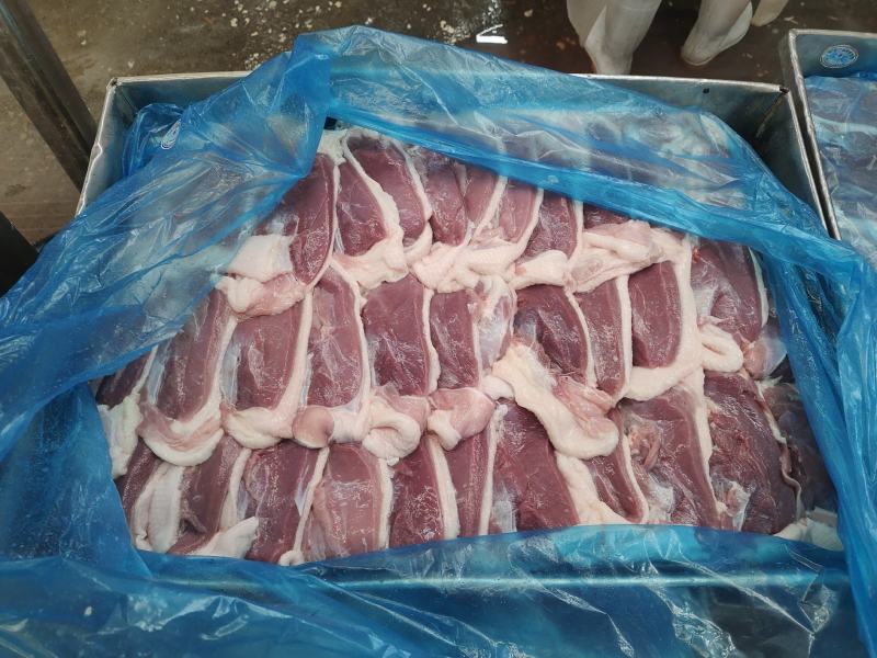 鸭分割工厂修剪带皮鸭胸