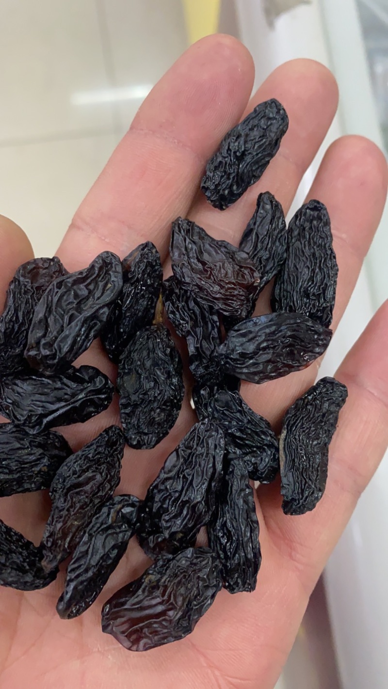 产自吐鲁番的黑美人葡萄干，自然晾干清水清洗
