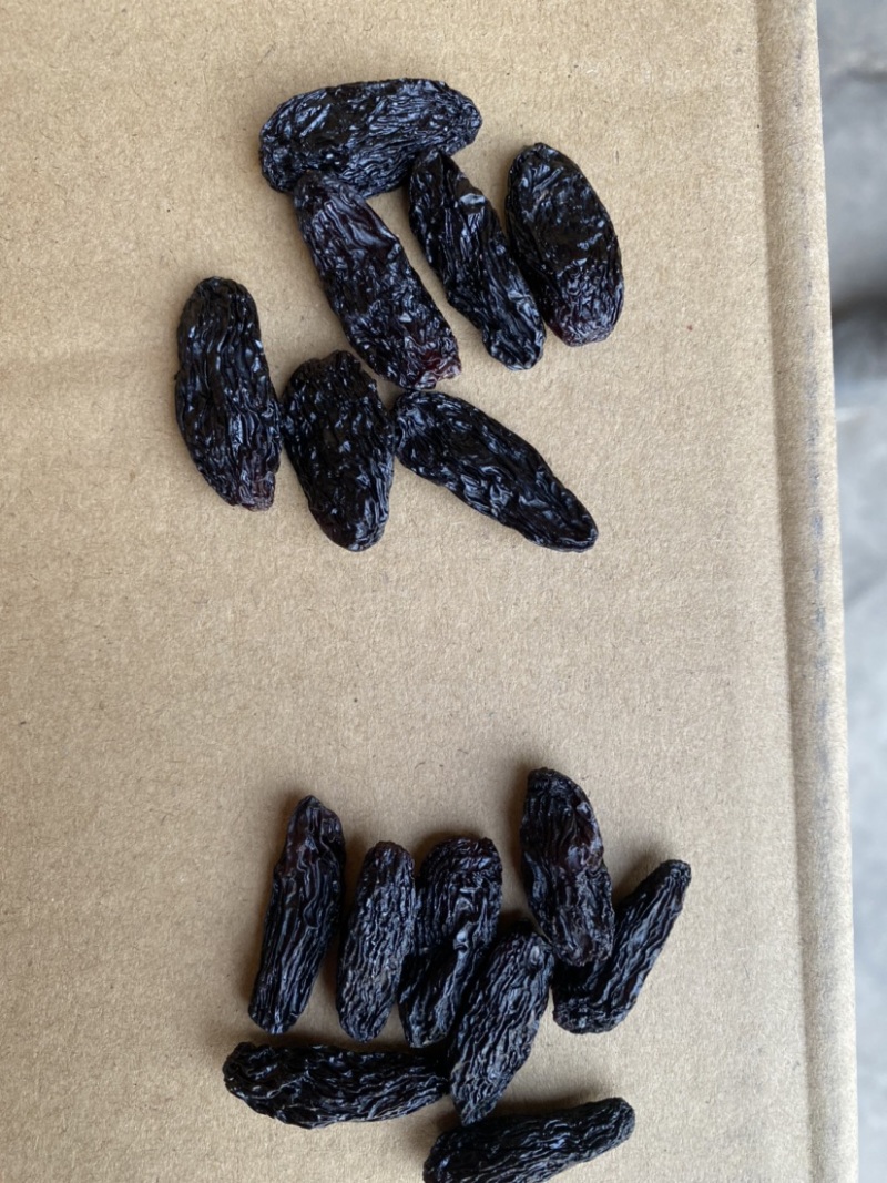 产自吐鲁番的黑美人葡萄干，自然晾干清水清洗