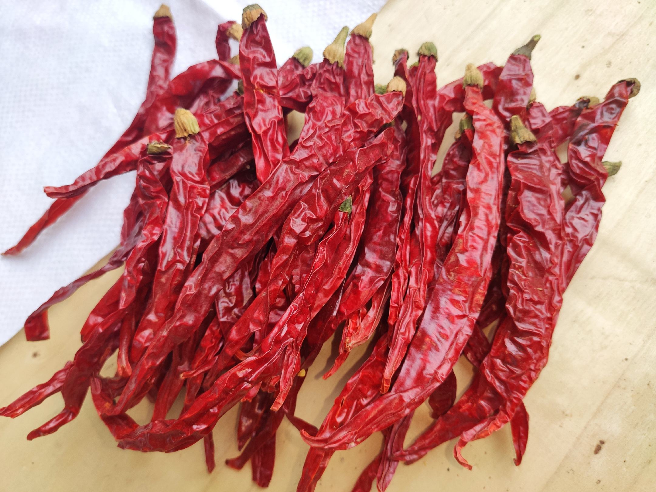 左半图为玻璃罐装发酵完成的辣椒酱横截面特写:油层清亮琥珀色,酱体红润细腻,可见微小蒜粒与姜茸分布均匀;右半图为信息图:柱状图标注‘鲜小米辣+鲜二荆条酱’的GABA(42.3mg/100g)、辣椒红素(18.7mg/100g)、维C(36.2mg/100g)含量,对比单品种酱体数据,箭头强调提升倍数 成品辣椒酱剖面与营养成分可视化图表