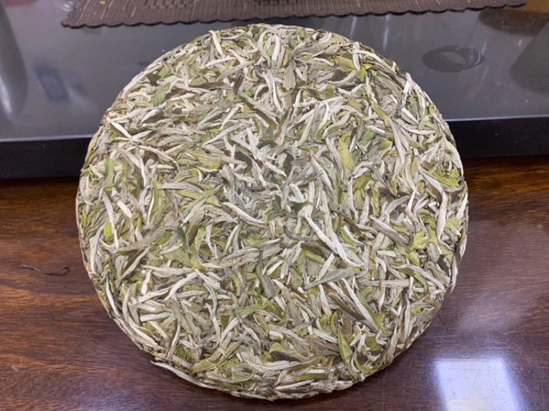 白茶头采银针回味甘甜品质保证白毫银针茶饼