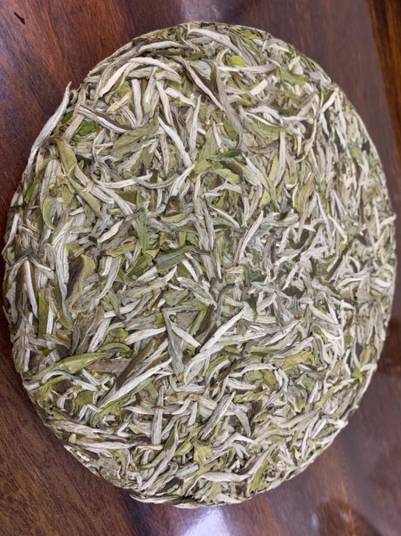 白茶头采银针回味甘甜品质保证白毫银针茶饼