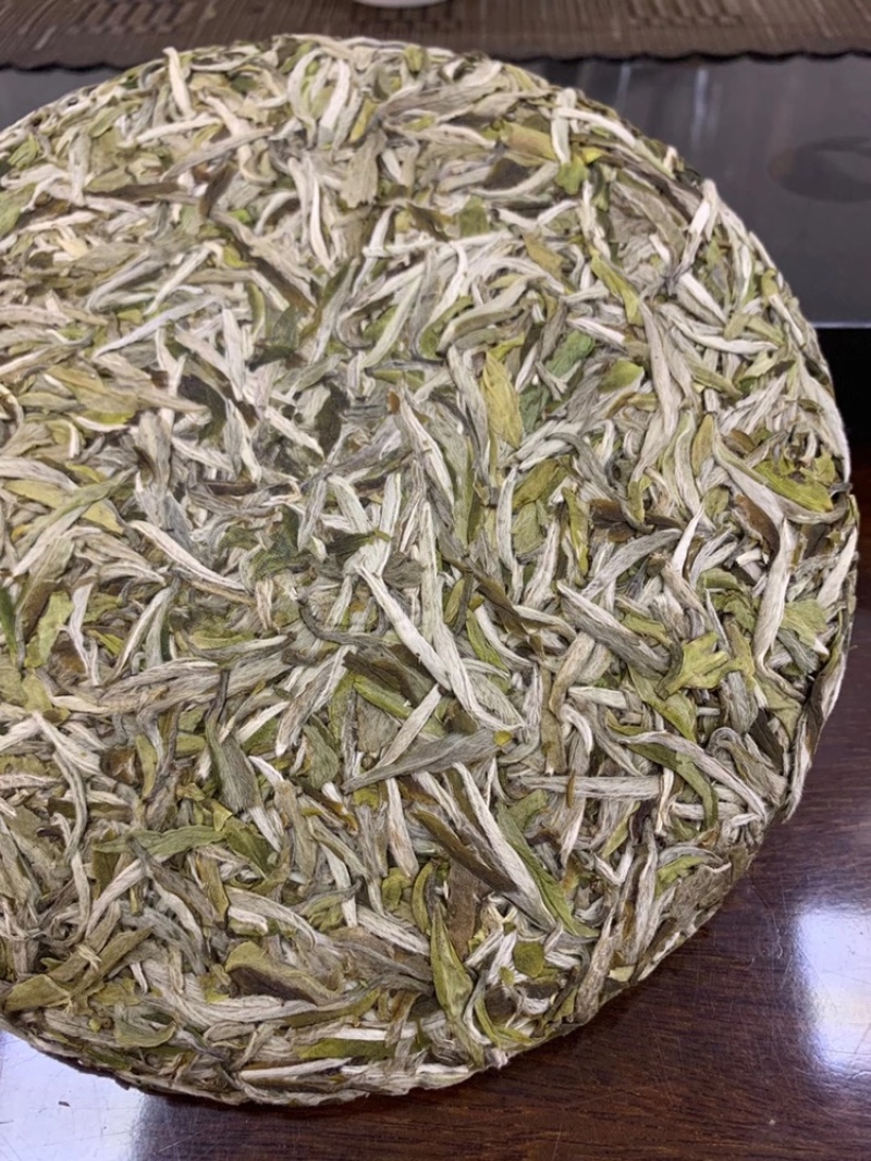 白茶头采银针回味甘甜品质保证白毫银针茶饼