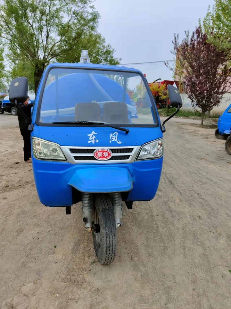 半封闭吸粪车三方
