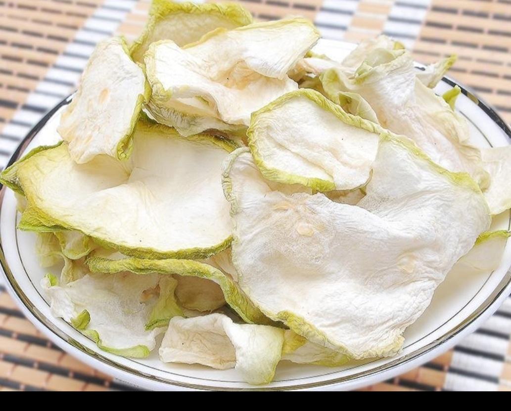 西葫芦深加工产线场景：左侧为全自动清洗切片机处理鲜瓜，中段为真空低温油浴脆化设备（带温控屏显），右侧为全自动包装线输出独立小袋装西葫芦脆片，背景有SC认证标牌与质检报告展板