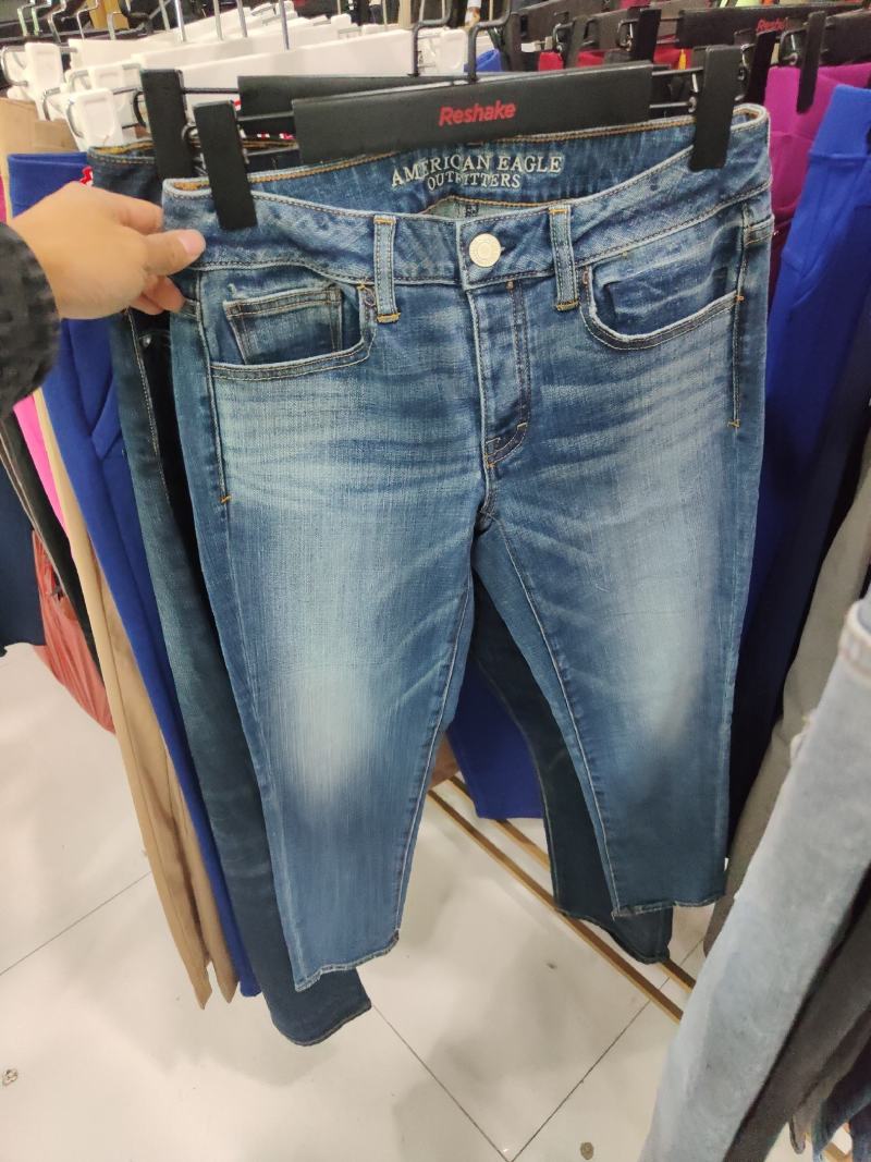 精品时尚牛仔裤。